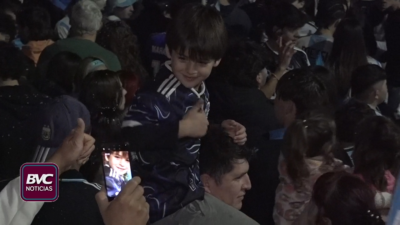 Una ciudad unida por la ilusión: multitudinario festejo en el Teatro Municipal