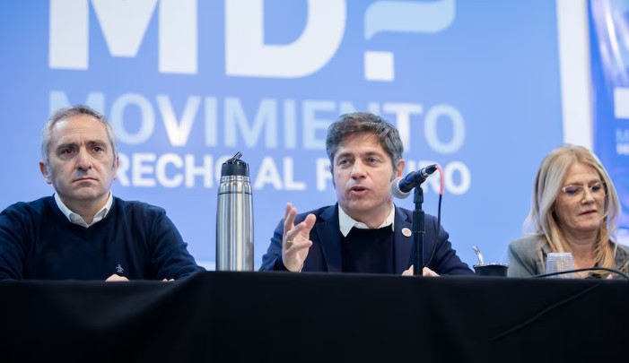 Kicillof reunió a intendentes propios y dijo estar dispuesto a competir internamente contra el kirchnerismo
