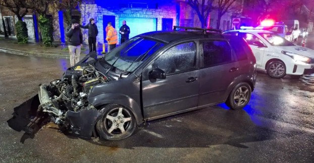 Fuerte choque entre un auto y un camión en Rodríguez y Tucumán