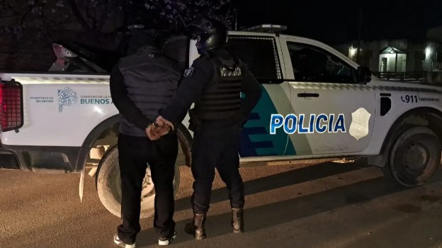 Intentó escapar de un control policial y lo atraparon con un arma