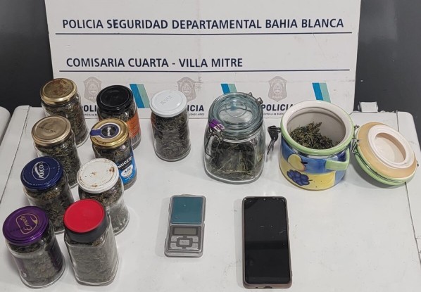 Un hombre terminó aprehendido por tener 11 frascos con marihuana en su casa