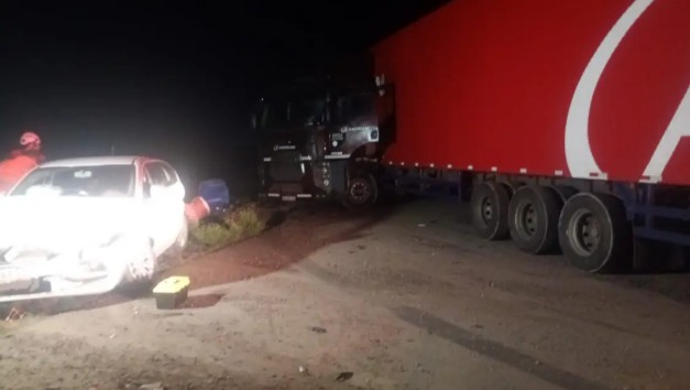 Fuerte accidente en la Ruta 33 entre un auto y un camión de Andreani