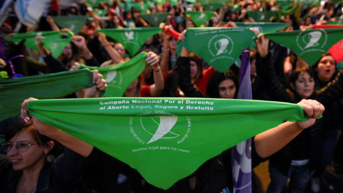 Pese a las dichos contra el aborto, el Gobierno por ahora descarta avanzar en la derogación de la ley