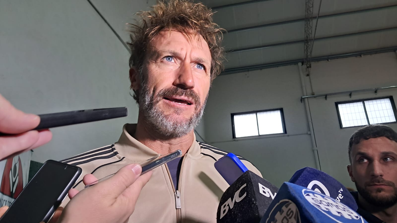 El ex nadador olímpico José Meolans fue el primer hombre al agua en el evento de siete días de nado de Villa Mitre
