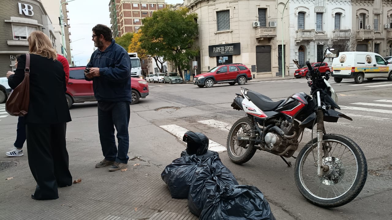 Pasó en rojo en Colón y Berutti e impactó a un auto y una moto