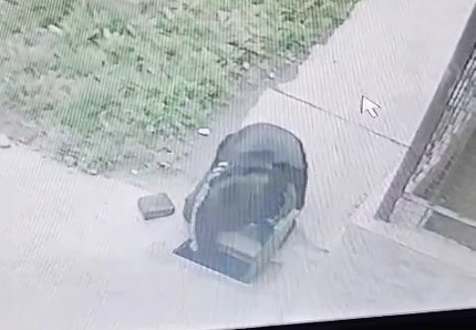 Vecinos del barrio 5 de Abril filmaron a un menor robando medidores de agua