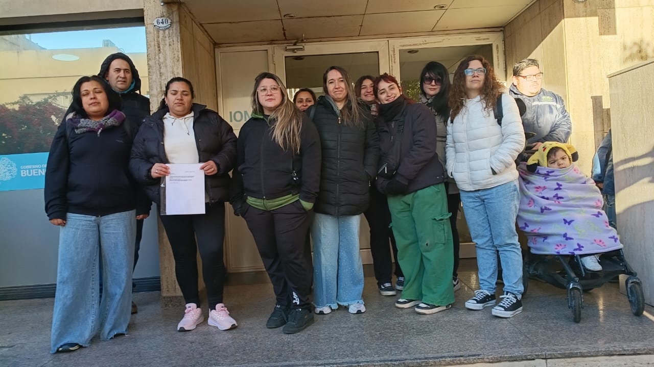 Padres reclamaron en IOMA que se restablezcan las prestaciones de las terapias de sus hijos