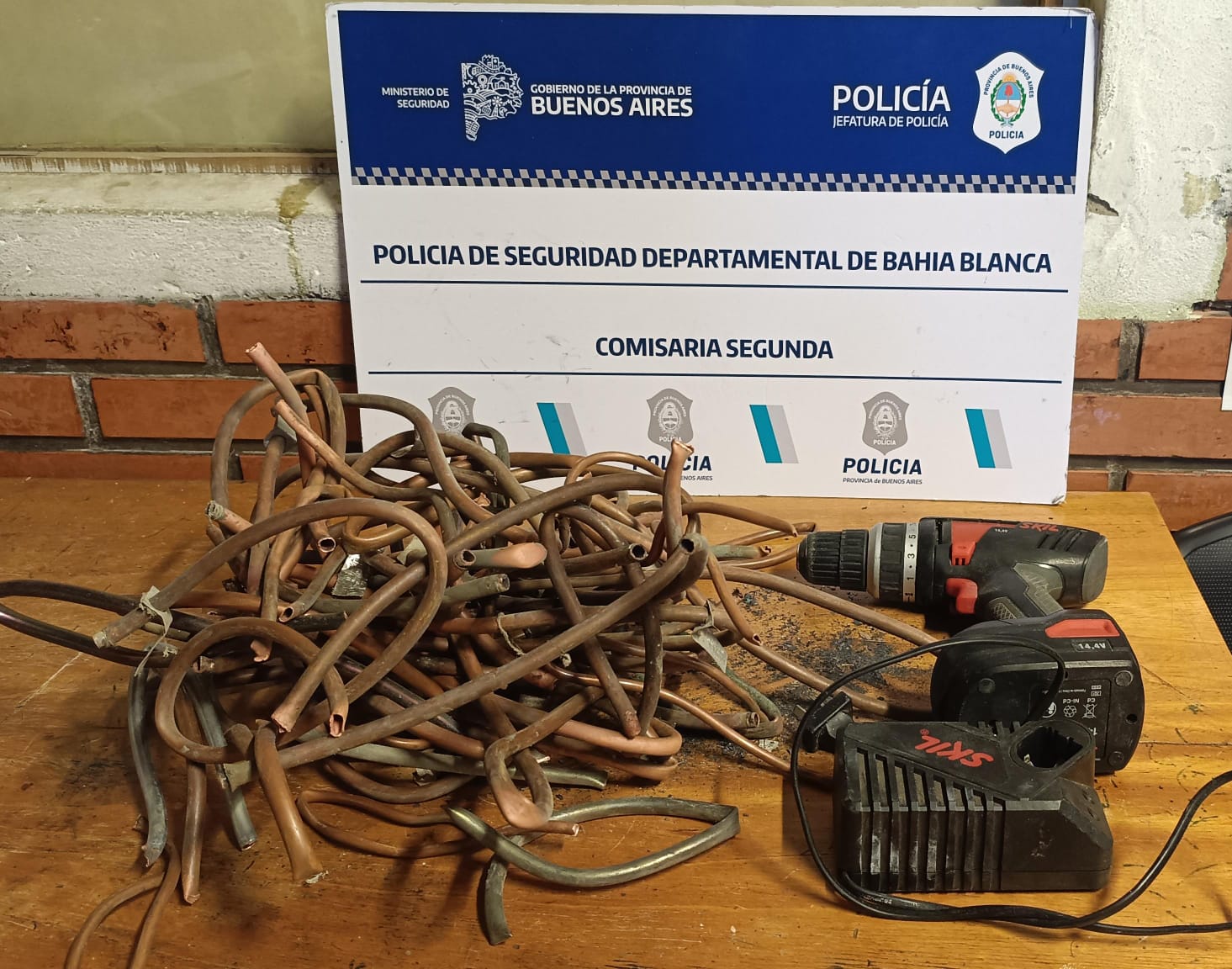 Detuvieron a un hombre que robaba caños de bronce de los medidores
