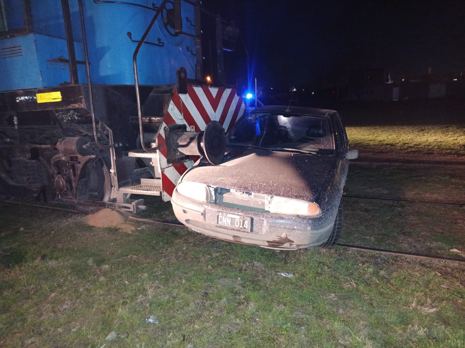 Sin heridos: Un auto fue impactado por una formación de tren