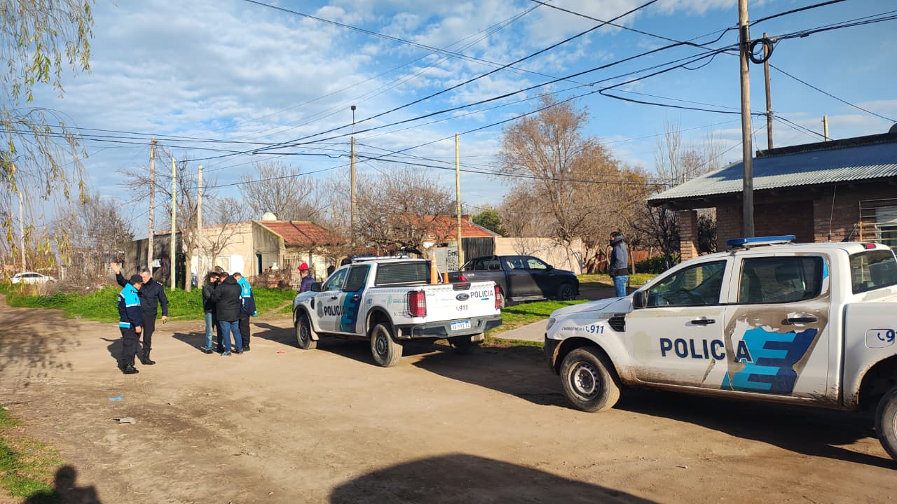 Atacó a su pareja con un arma blanca en el cuello y es buscado por la policía
