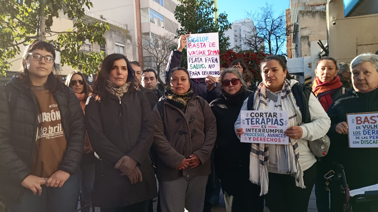 Padres e integrantes de SUTEBA reclamaron en IOMA por las prestaciones que no están brindando