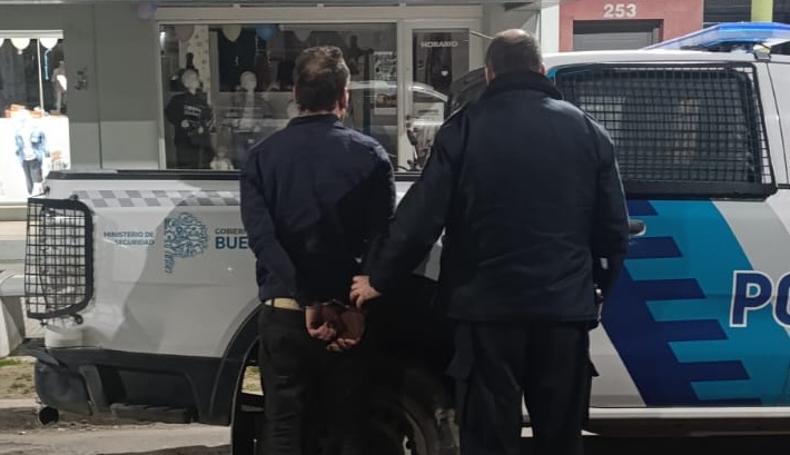 Aprehendieron a un hombre por un conflicto con su pareja y le encontraron un arma y cocaína