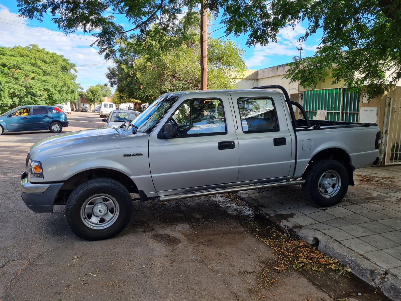 Robaron una camioneta que estaba estacionada en la vía pública