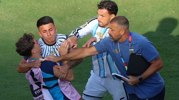 Oficial: FIFA le impuso una fuerte sanción a Leandro Paredes y Nahuel Molina por los incidentes en la final del Mundial