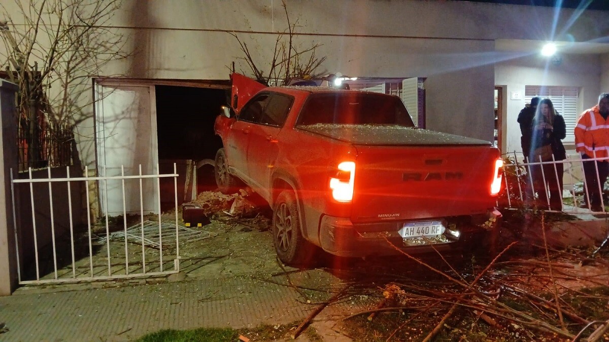 Borracho se metió a una casa con su camioneta