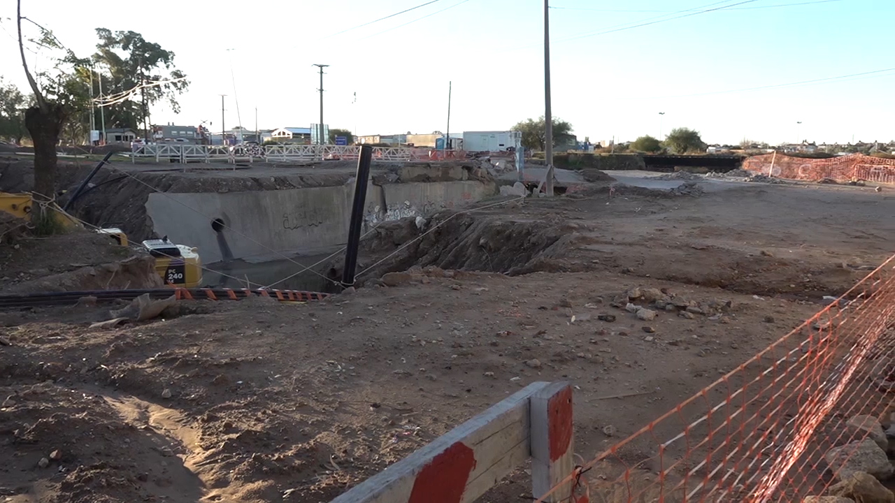 Últimos trabajos para instalar el puente provisorio sobre Líbano