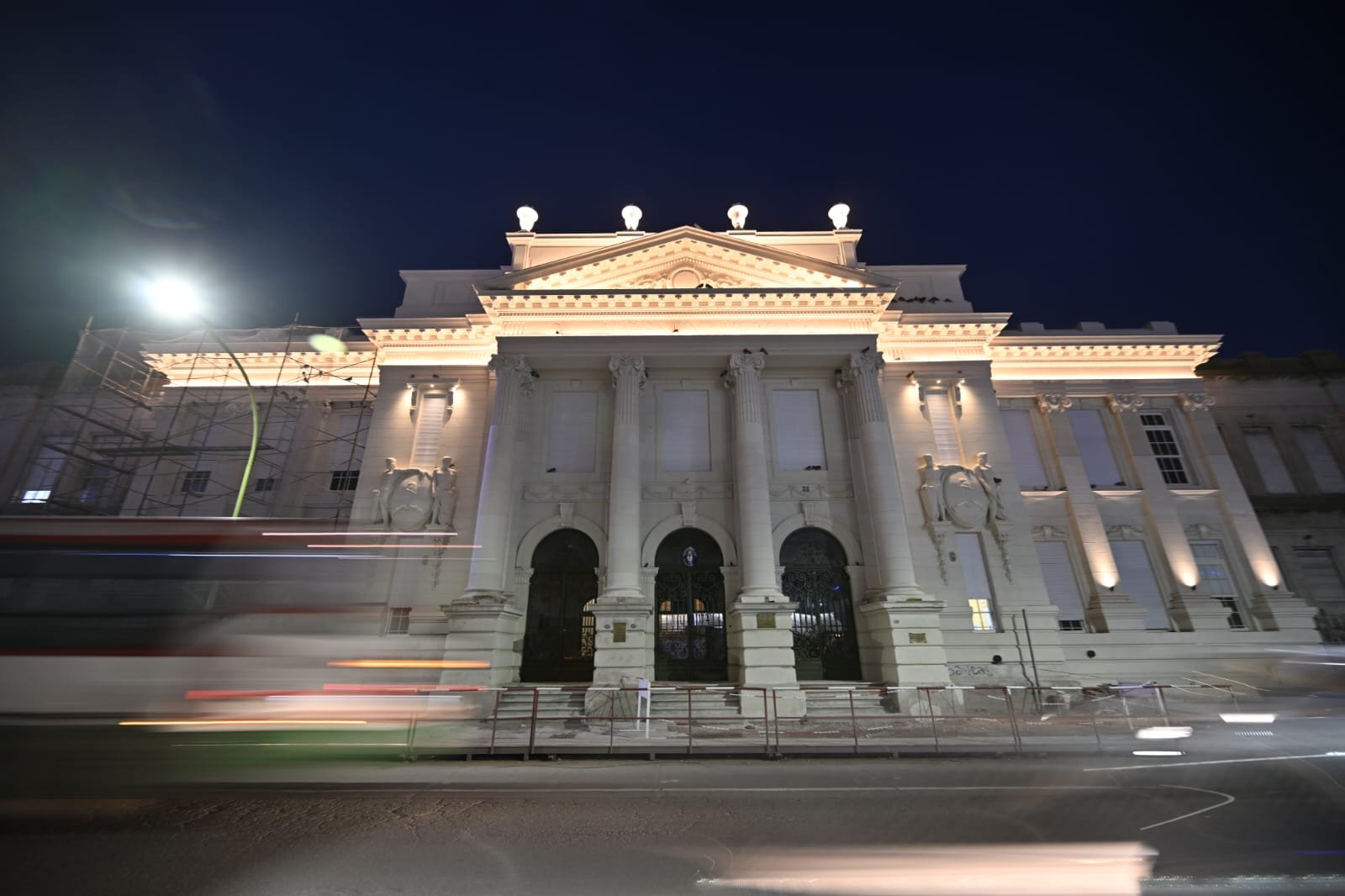 Susbielles mostró la nueva fachada de la Escuela 2