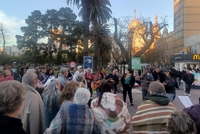 Frazadazo en Plaza Rivadavia: el reclamo por la Zona Fría llegó a las calles