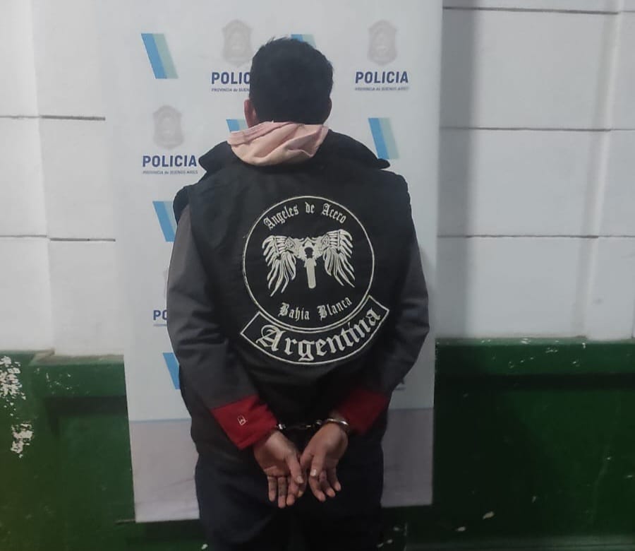 Lo detuvieron tras golpear y amenazar de muerte a su ex pareja y otro hombre