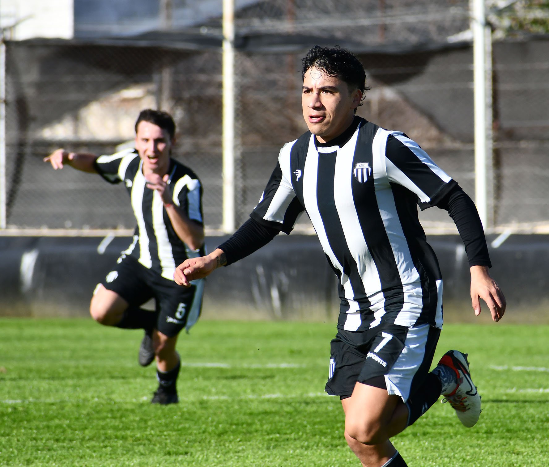 Liniers hizo media docena de goles