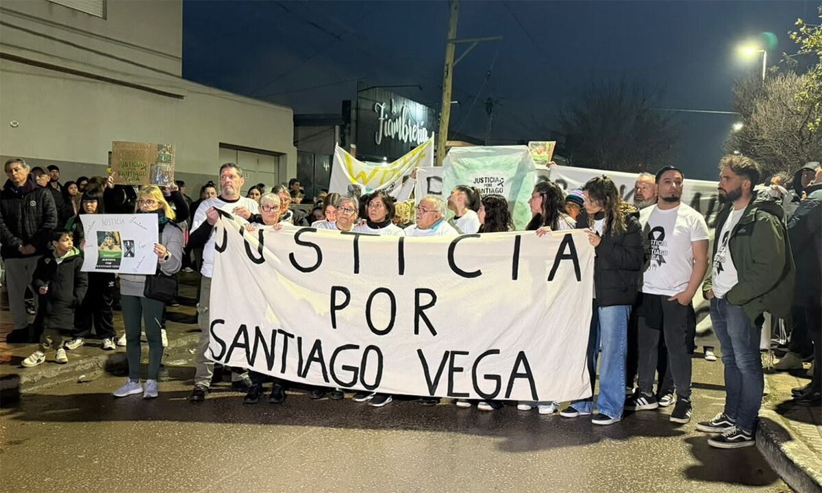 Mucha gente marchó pidiendo justicia por “Santi” Vega, el joven asesinado en White