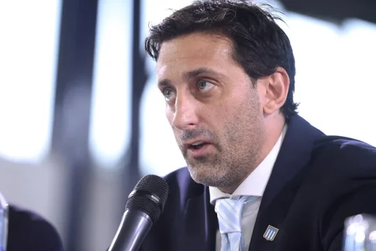 “Milito, hijo de p…”, hinchas de Racing cantaron insultos contra su presidente tras la derrota ante Tigre