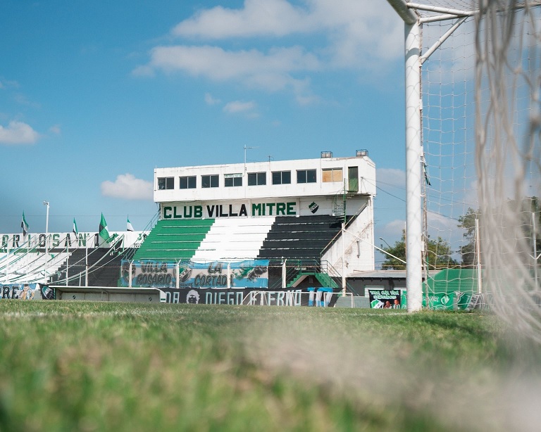 Villa Mitre goleó a Huracán Las Heras y se metió en zona de clasificación