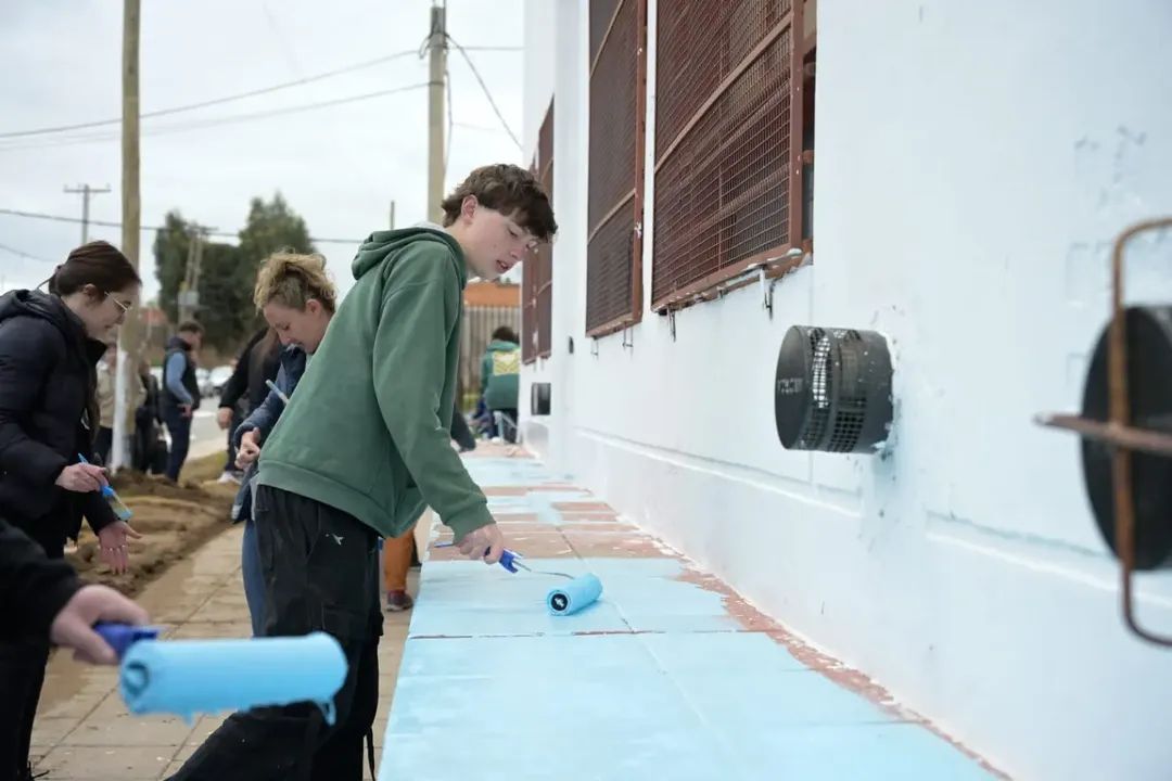 Jornada solidaria en Villa Muñiz: pintaron las escuelas 35 y 50