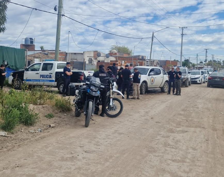 Perros rastreadores buscan al hombre que desapareció
