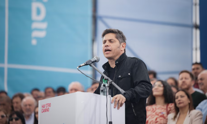 Cada vez más distanciado de CFK, Kicillof saca ventaja en la carrera hacia la candidatura presidencial del PJ