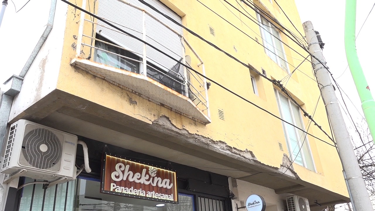 Una vecina denunció que le cayó mampostería de un edificio en la cabeza