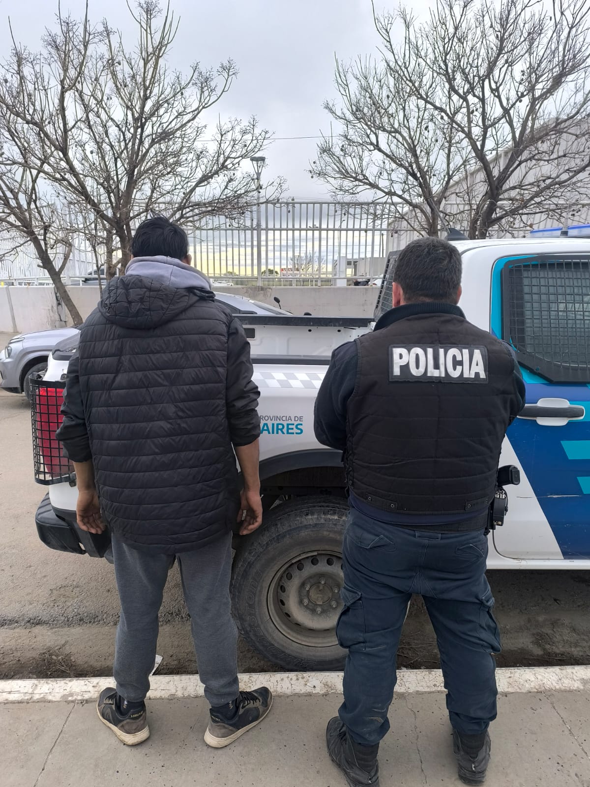 Atraparon a dos personas intentando abrir autos en Alem e Indio