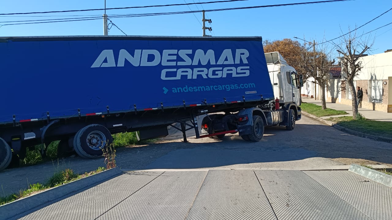 Intentó doblar con su camión, no le dio el espacio y casi vuelca en el paso de Av. La Plata y Malvinas