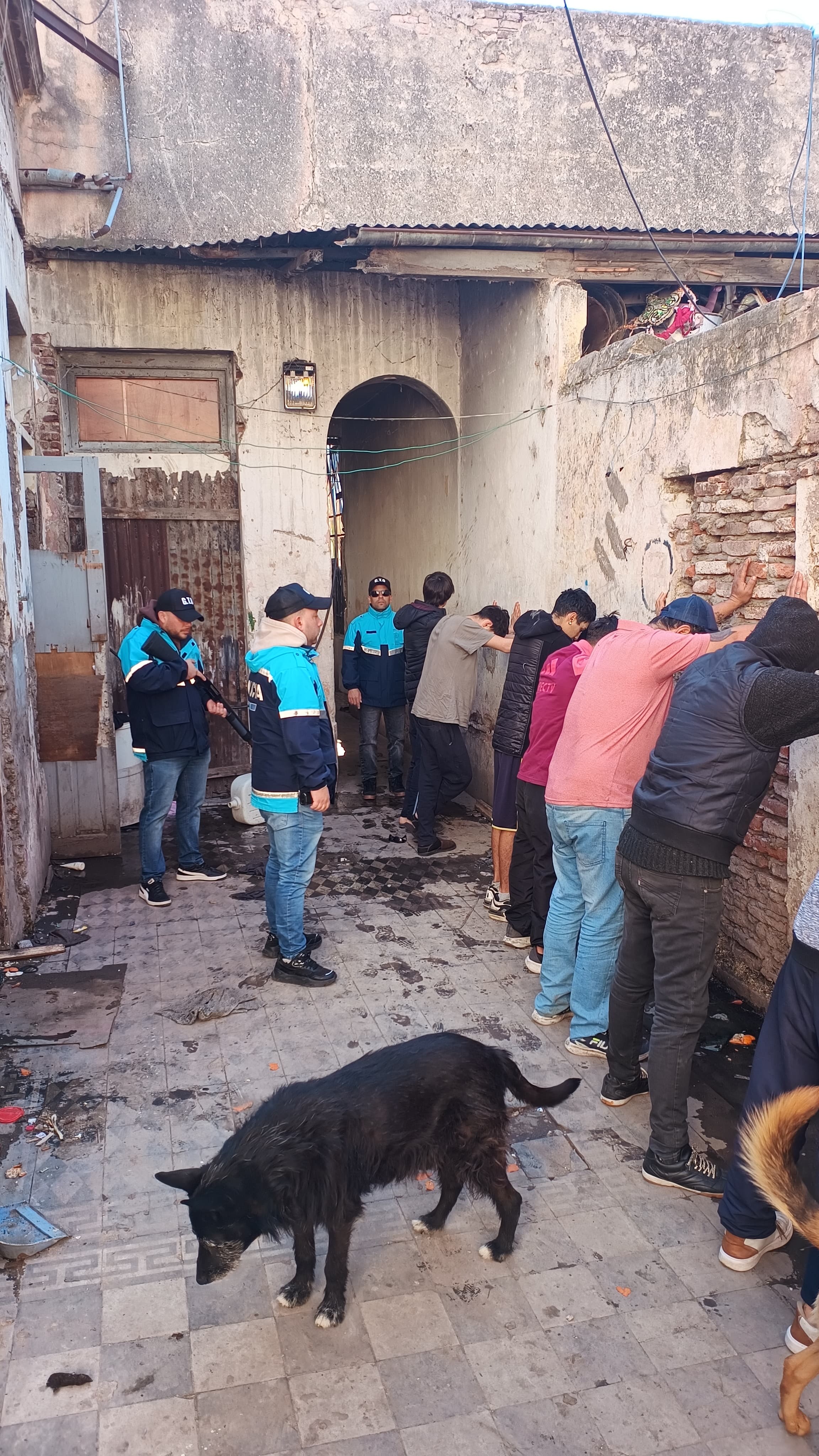 Operativo en pensiones de calle Soler: cinco personas fueron detenidas