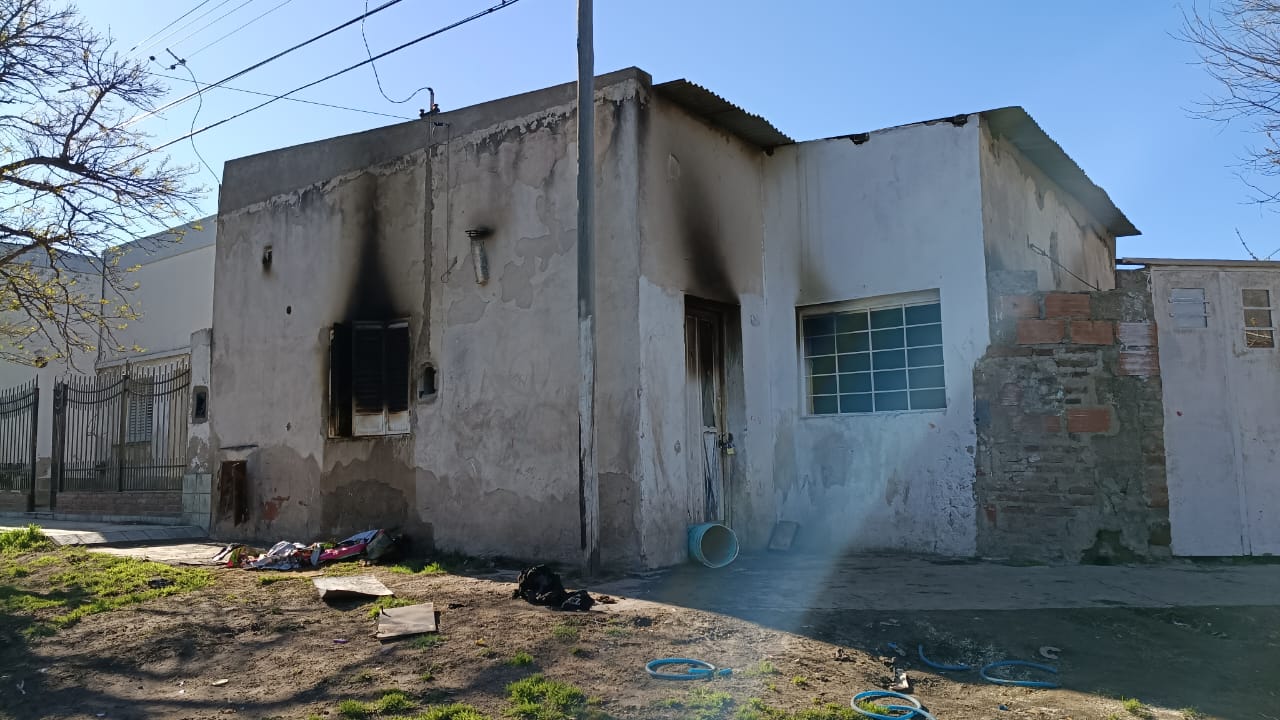Un quita esmalte provocó el incendio de una casa en Villa Loreto