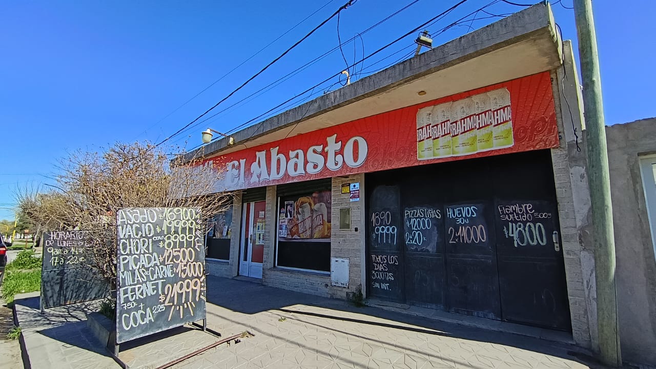 Simuló una pelea en la vereda para atacar a una comerciante y robarle