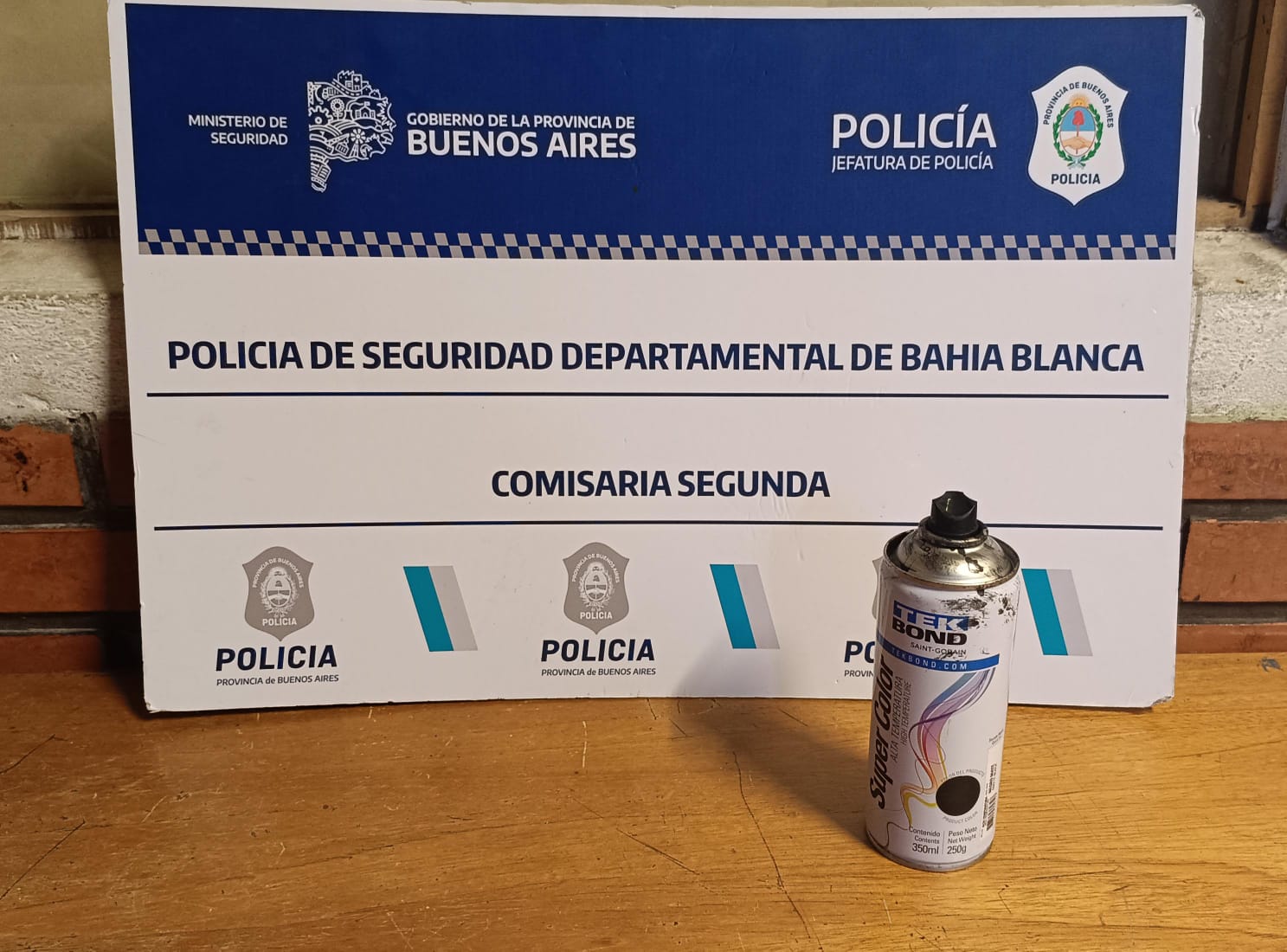 Hacía pintadas en el frente de una vivienda y lo aprehendieron