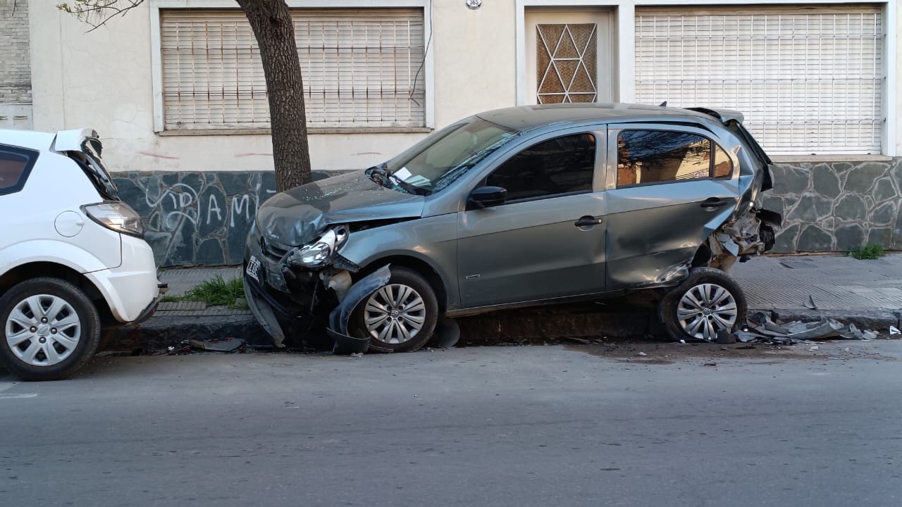 Un vehículo chocó a otro en Vieytes al 300 y se fue del lugar