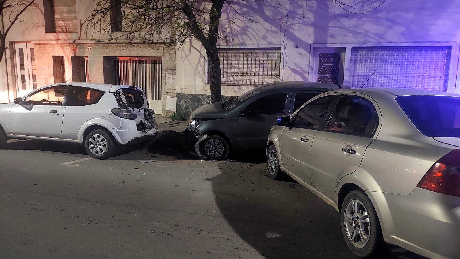 Un vehículo chocó a otro en Vieytes al 300 y se fue del lugar