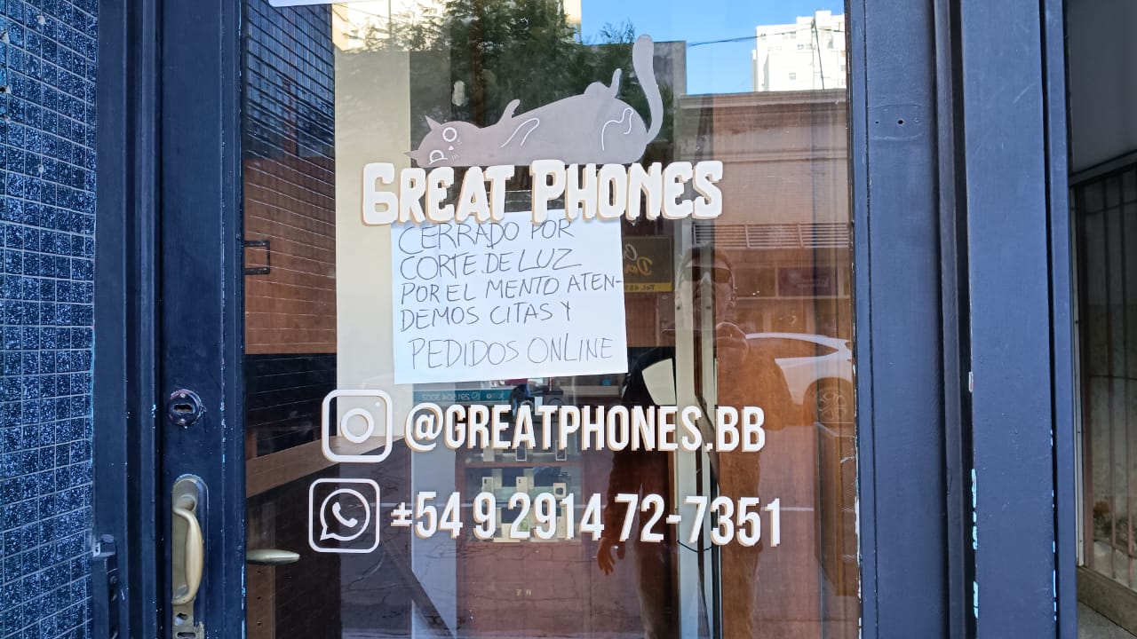 Denuncian a un local de venta de celulares por posible estafa