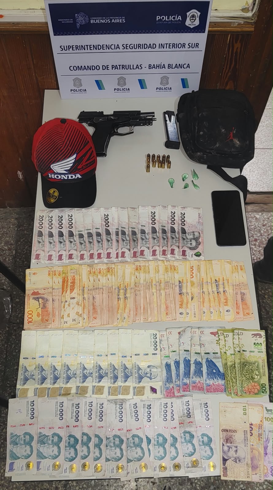 Dos hombres y un menor detenidos por el robo en una camioneta