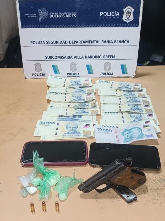 Un choque terminó con dos personas aprehendidas por tener armas, drogas y dinero en efectivo