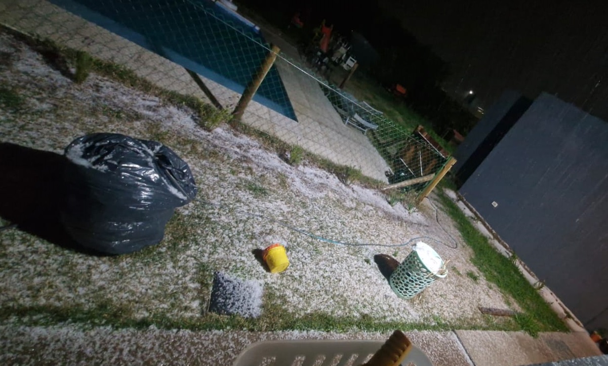 Video: septiembre llegó con aguanieve (o granizo) a Bahía