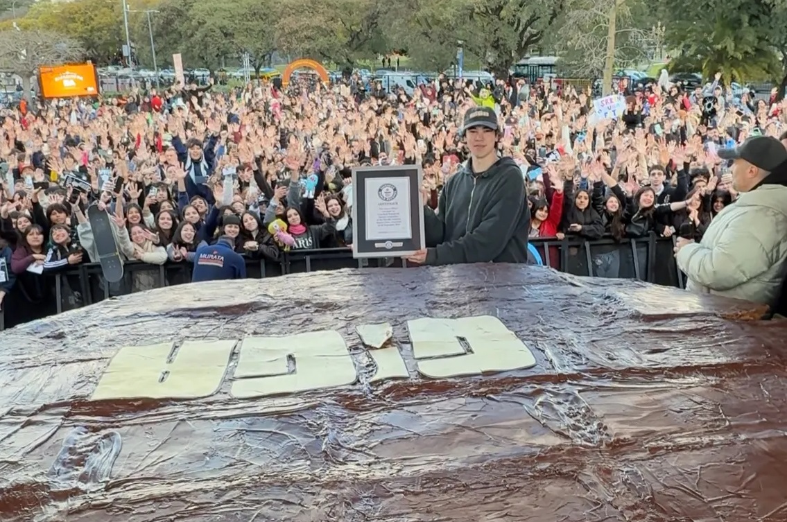 El alfajor más grande del mundo se hizo en Recoleta y logró el Récord Guinness