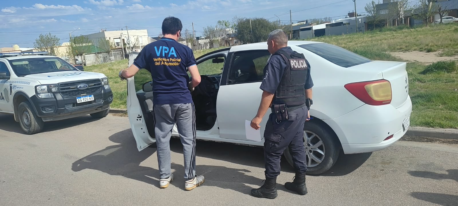 Circulaba en un auto robado y transportaba patentes en una caja