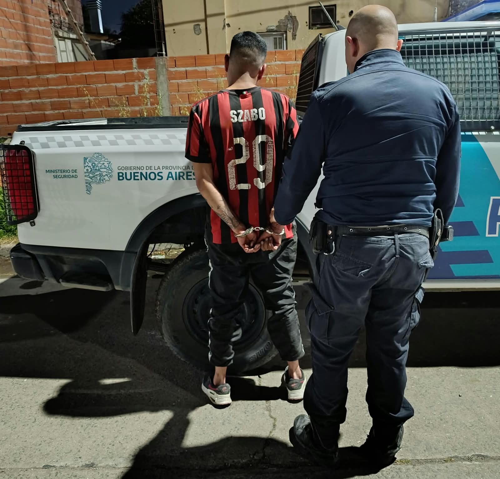 Golpeó a su mujer, la obligó a drogarse y la amenazó con un martillo