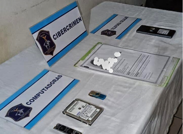 Allanamientos simultáneos y secuestro de dispositivos en una causa por el envio de imágenes íntimas de una menor y coacción
