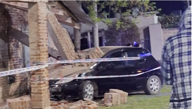 Un auto chocó contra un Jardín de Infantes y generó graves daños