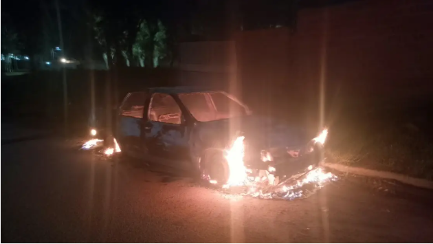 Un auto apareció incendiado en Villa Rosas
