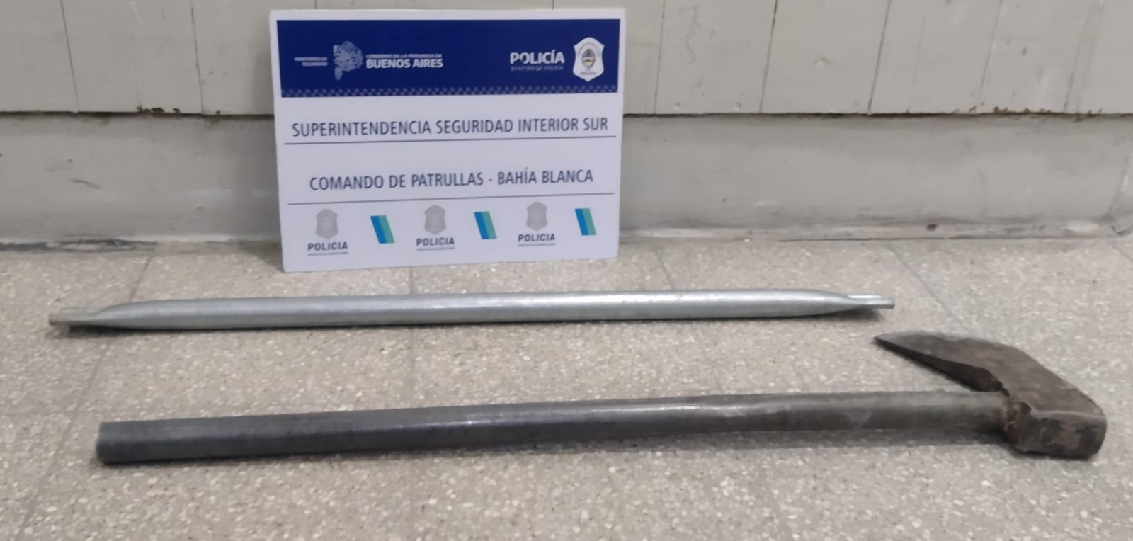 Atacaron a policías con un hacha y un caño metálico: una sargento herida